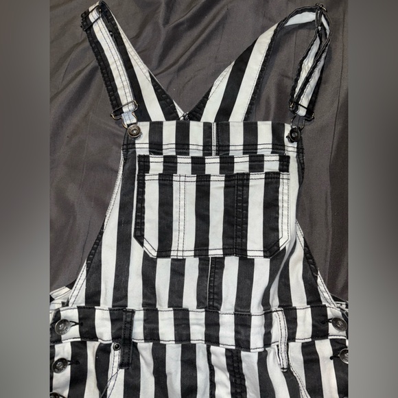 ✨LAST CHANCE✨ Striped overall shorts!🖤🤍 - Picture 2 of 4